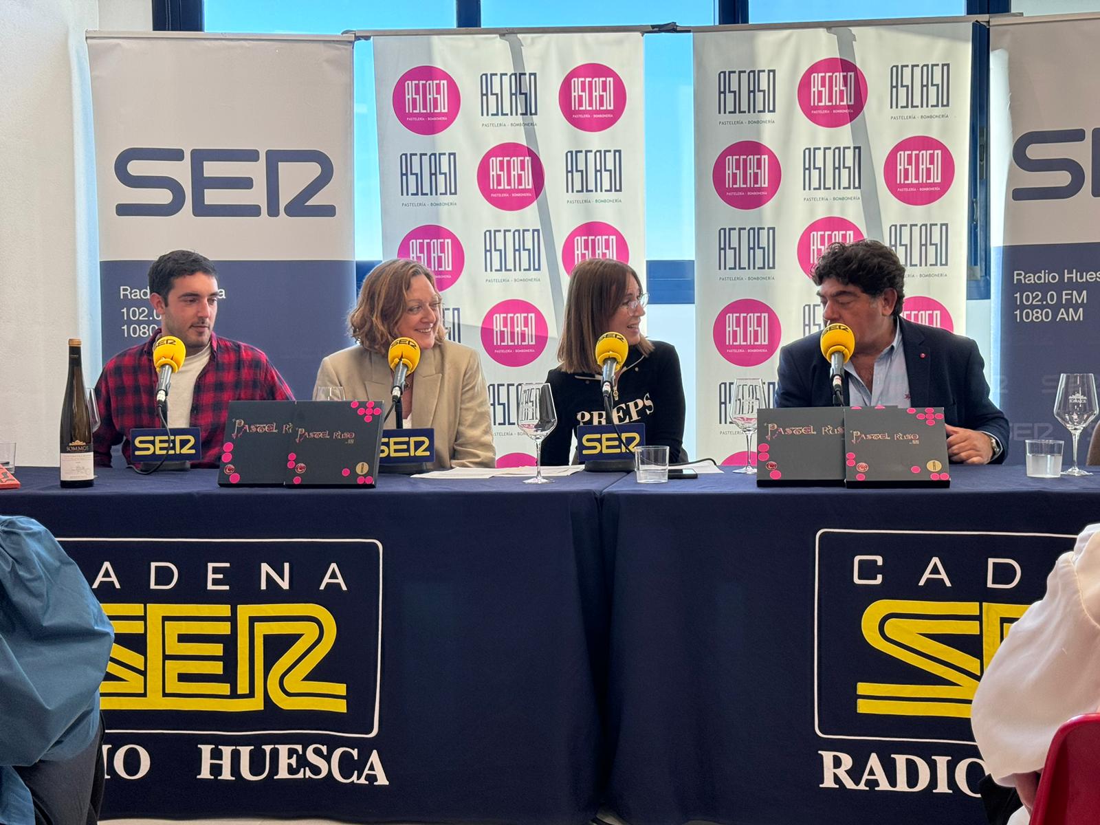 Emisión de Radio Huesca desde el obrador de Pastelería Ascaso