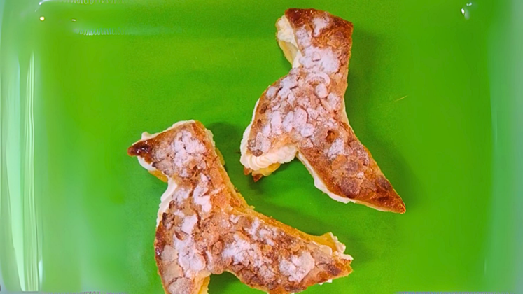 Pajaritas de hojaldre, nata y crema pastelera