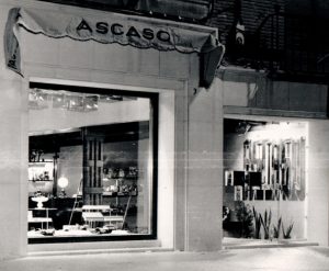 Foto en blanco y negro de la entrada de la Pastelería Ascaso en Huesca.
