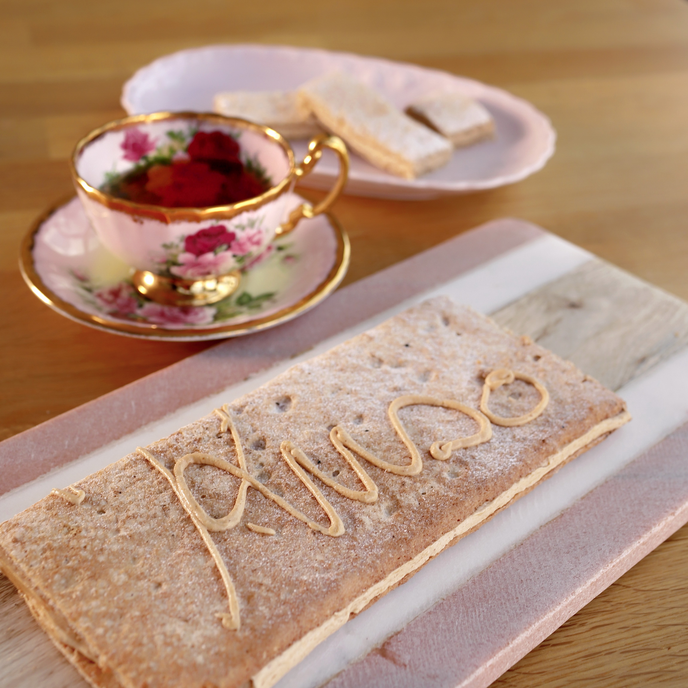 una taza de té y un trozo de Pastel Ruso de Ascaso